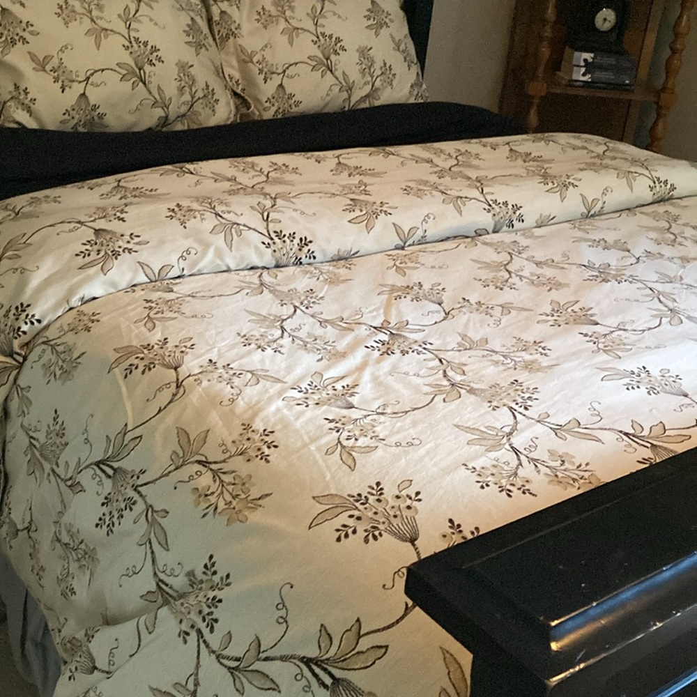 Ralph Lauren PLAGE D’OR Queen Duvet with two standard Pillow shams.